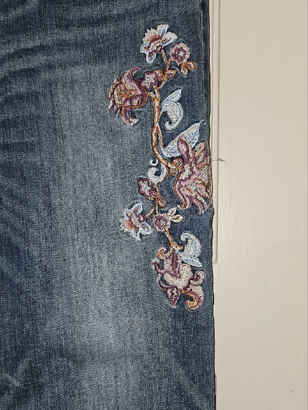 WHBM Women’s Jeans with Floral Embroidery Size 8 - Picture 5 of 10